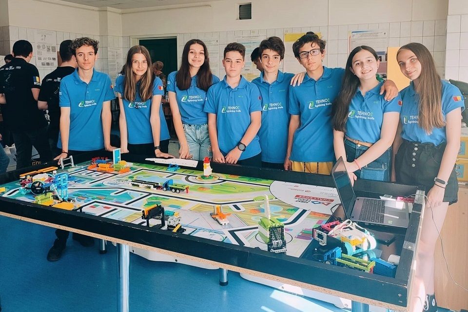 Roweb supports the development of local educational projects by sponsoring the robotics team at the World Championships in Brazil
